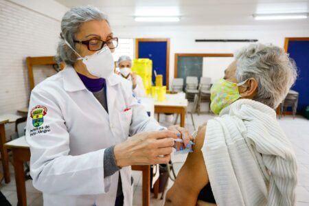 Porto Alegre tem vacinação contra gripe e covid no bairro Rubem Berta neste feriado