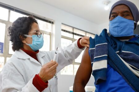 Prefeitura alega falta de vacina para ampliar público da 4ª dose contra a covid-19