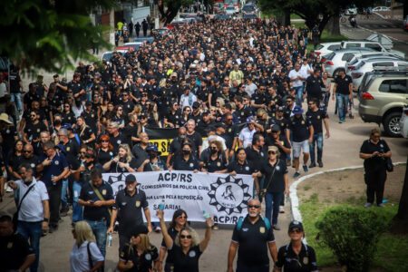 Servidores da segurança pública marcham em protesto por reajuste maior | Foto: Luiza Castro/Sul21