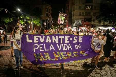 Nem a pandemia impediu a marcha pelo Dia Internacional da Mulher em Porto Alegre, em 2022. Foto: Luiza Castro/Sul21