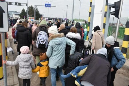 Refugiados da Ucrânia cruzam a fronteira e chegam na cidade de Medyka, na Polônia. Foto: UNHCR/Chris Melzer