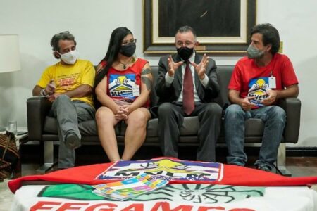 Valdeci Oliveira recebeu representantes de movimentos da luta por moradia | Foto: Joaquim Moura