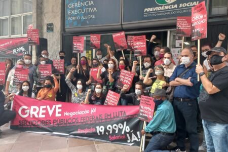 Servidores realizam manifestação diante da sede do INSS em Porto Alegre nesta quarta | Foto: Divulgação