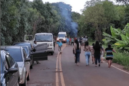 Protesto de moradores da TI do Guarita entre Redentora e Miraguaí, pedindo presença de autoridades. (Foto: Paulo Farias/Rádio Municipal de Tenente Portela/Instagram)