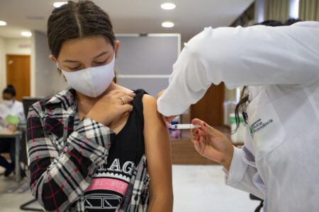 Secretaria de Saúde libera vacinação contra covid e pólio em escolas públicas e privadas