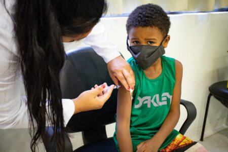 Porto Alegre: Confira onde se vacinar contra covid e gripe neste sábado (30)