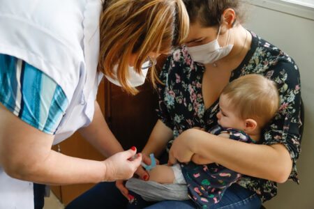 Capital amplia vacinação contra a covid para bebês de 6 meses a menores de 3 anos