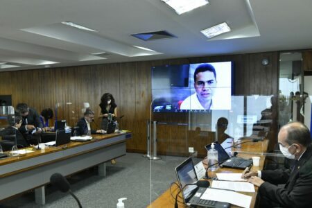 
Na tela, prefeito de Rosário (MA), Calvet Filho, em pronunciamento via videoconferência. 
Foto: Geraldo Magela/Agência Senado