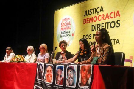 Mesa do FSM Justiça e Democracia reuniu vítimas do sistema de justiça no Brasil. (Foto: Luiza Castro/Sul21)