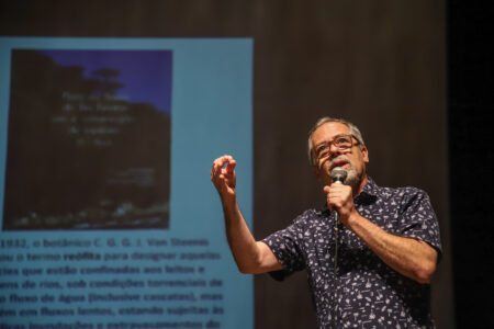 O biólogo Paulo Brack em sua fala no evento na AL. Foto: Luiza Castro/Sul21