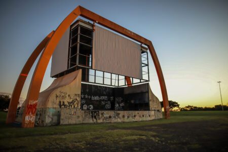 Anfiteatro está abandonado e futuro depende de estudos para licitação do trecho 2 da Orla. Foto: Luiza Castro/Sul21