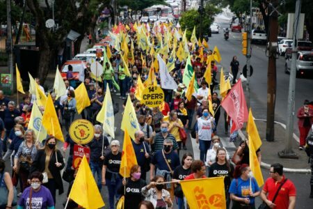 Centenas de servidores de diversos sindicatos participaram de marcha nesta terça-feira | Foto: Caco Argemi/Cpers
