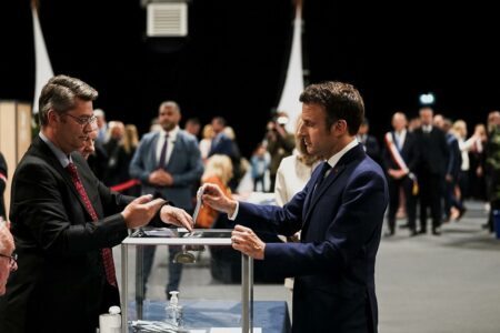 Emmanuel Macron no momento de seu voto, neste domingo (24) (Facebook/Reprodução)