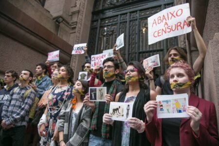 Em setembro de 2017, artistas e ativistas ocuparam as escadas do Santander Cultural com mensagens de “censura não” | Foto: Guilherme Santos/Sul21