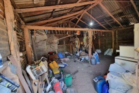 Trabalhador relatou que vivia em um galpão usado como depósito de materiais e  de agrotóxicos. Foto: Divulgação/MPT