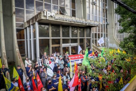 Servidores protestam, em maio de 2023, contra a reforma no IPE Saúde | Foto: CPERS/Divulgação