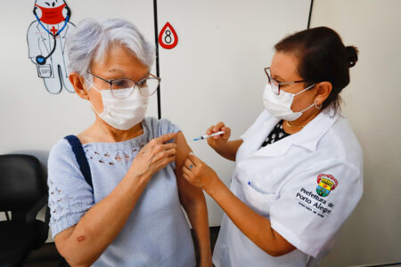 Nova ministra da Saúde tomou posse destacando a necessidade da população receber as doses de reforço. Foto: Cristine Rochol/PMPA