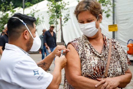 Covid-19: sem imunizantes, Porto Alegre não amplia faixa etária da 4ª dose há um mês