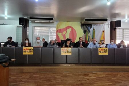 Reunidas na sede do Cpers, entidades se mobilizam contra aprovação do projeto que será votado nesta terça (10). Foto: Caco Argemi/Cpers Sindicato