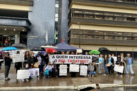 Famílias vêm realizando protestos em frente ao Tribunal de Justiça (Foto: Samir Oliveira)