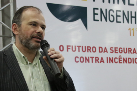 Professor João Paulo Correia Rodrigues foi um dos principais palestrantes em evento promovido pelo Senge-RS sobre segurança contra incêndios | Foto: Divulgação