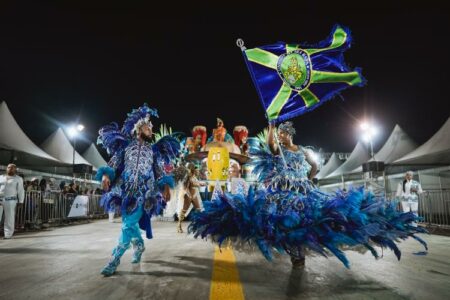 Carnaval de Porto Alegre segue neste sábado com desfile das escolas do Grupo Ouro