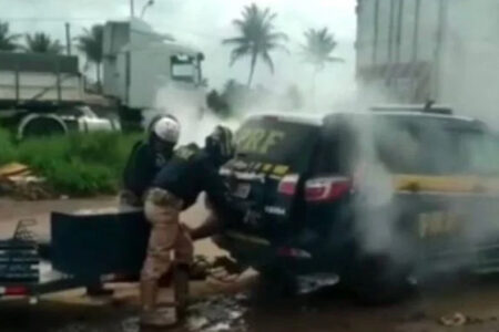 Vídeo mostra Agentes da PRF colocando vítima dentro do porta malas de uma viatura cheia de gás. (Reprodução)