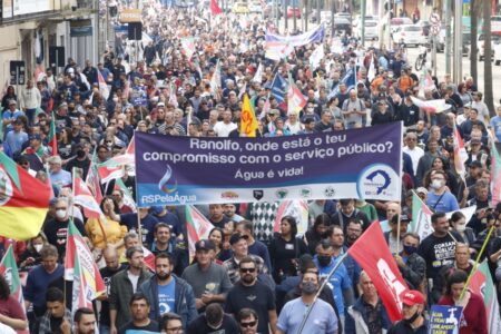Manifestantes em caminhada pelas ruas da Capital. Foto: Sindiágua/RS/Divulgação