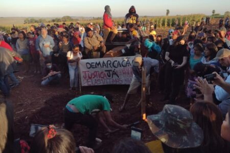 Guarani Kaiowá clamam por justiça durante enterro de indígena assassinado no MS