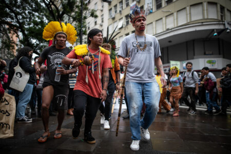 Indígenas realizaram ato na Capital semana passada exigindo a demarcação de terras e justiça para Bruno e Dom. Foto: Luiza Castro/Sul21