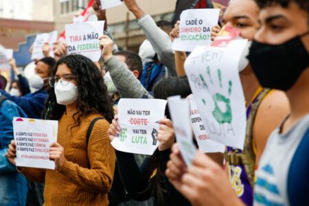 Ato dos estudantes em defesa da educação pública tomou as ruas do centro da cidade. Fotos: Maí Yandara/CPERS Sindicato