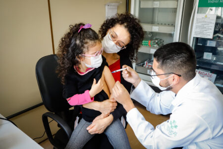 Porto Alegre retoma aplicação de vacina contra a covid em crianças de 5 a 11 anos