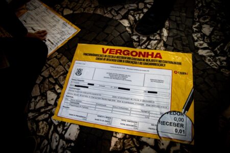 Manifestantes colaram cartazes que reproduz contra-cheque com aumento de um centavo. Foto: Divulgação/Cpers