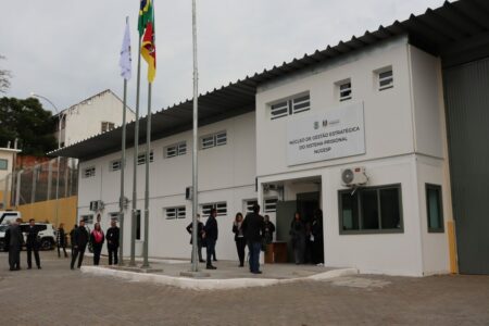 Entidade denuncia presos em delegacias após inauguração de centro de triagem