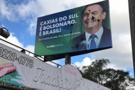 Justiça determina retirada de outdoors em apoio a Bolsonaro: entenda o que proíbe a lei eleitoral