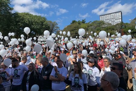 Balões brancos com sementes foram lançados para simbolizar os ideias do guarda municipal assassinado | Foto: Fernando Rocha
