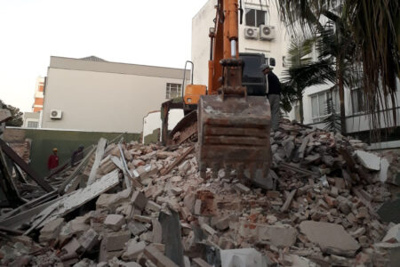 Demolição da casa que foi do escritor Caio Fernando Abreu é finalizada no bairro Menino Deus. Foto: Marina Chiapinotto/Arquivo pessoal 