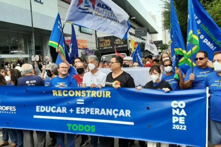 Mais de 5 mil profissionais de educação participaram da marcha de abertura na sexta | Foto: Divulgação