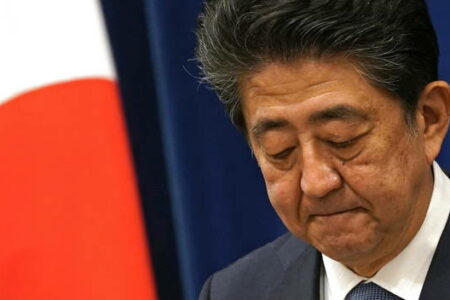 Com dois mandatos, Abe foi o primeiro-ministro mais longevo do Japão. Foto: EPA/Franck Robichon 