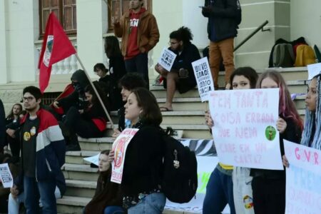 Estudantes de Erechim saem às ruas em defesa da educação e da democracia