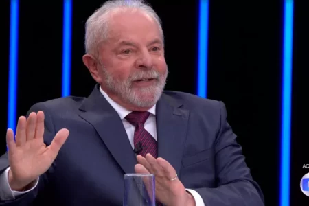 JN: Lula diz que Bolsonaro não cuida nem do orçamento, defende Alckmin e produção do MST