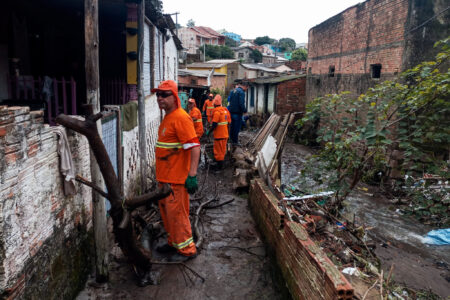 DMLU realiza operação emergencial de limpeza na rua da Represa. Foto: André Carolino/DMLU/PMPA