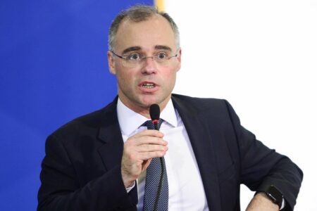 André Mendonça pede vista em casos envolvendo Bolsonaro no STF