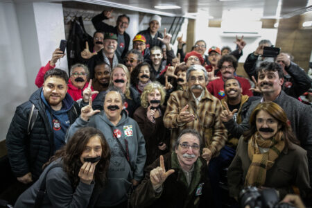 Eleitores vão a barbearia para ‘Bigodaço’ em apoio a Olívio