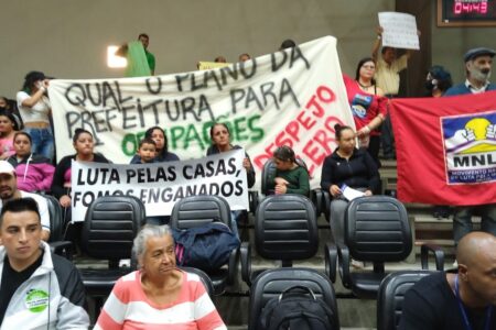 Moradores de ocupação protestaram contra a exclusão das famílias em situação irregular dos planos da Prefeitura | Foto: Divulgação