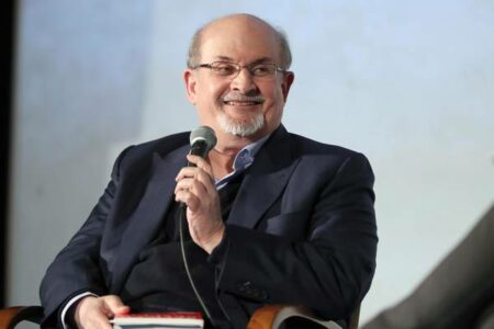 Salman Rushdie é jurado de morte pelo Irã desde 1989, após ter escrito a obra 