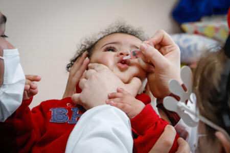 Vacinação contra a poliomielite na EMEI Pé de Moleque. Foto: Cristine Rochol/PMPA