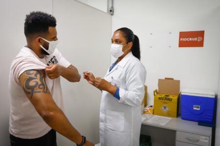 Porto Alegre amplia aplicação da 4ª dose da vacina contra covid-19 para 26 anos