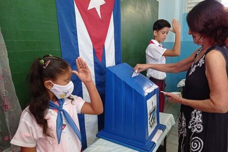 Estudantes do ensino fundamental de Cuba, chamados 'pioneiros', estão velando as urnas no referendo deste domingo (25) | Foto:  Endrys Correa Vaillant / Granma
