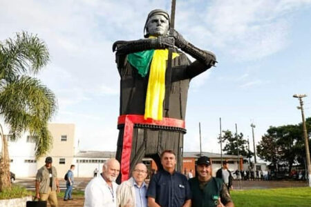Justiça Eleitoral determina remoção de estátua de Bolsonaro de praça em Passo Fundo